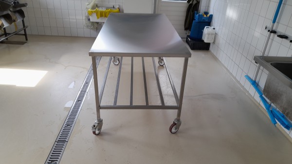 RVS werktafel met onderrooster. Verrijdbaar