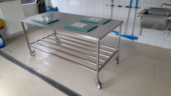 RVS werktafel met lekrooster en kunststof snijplanken